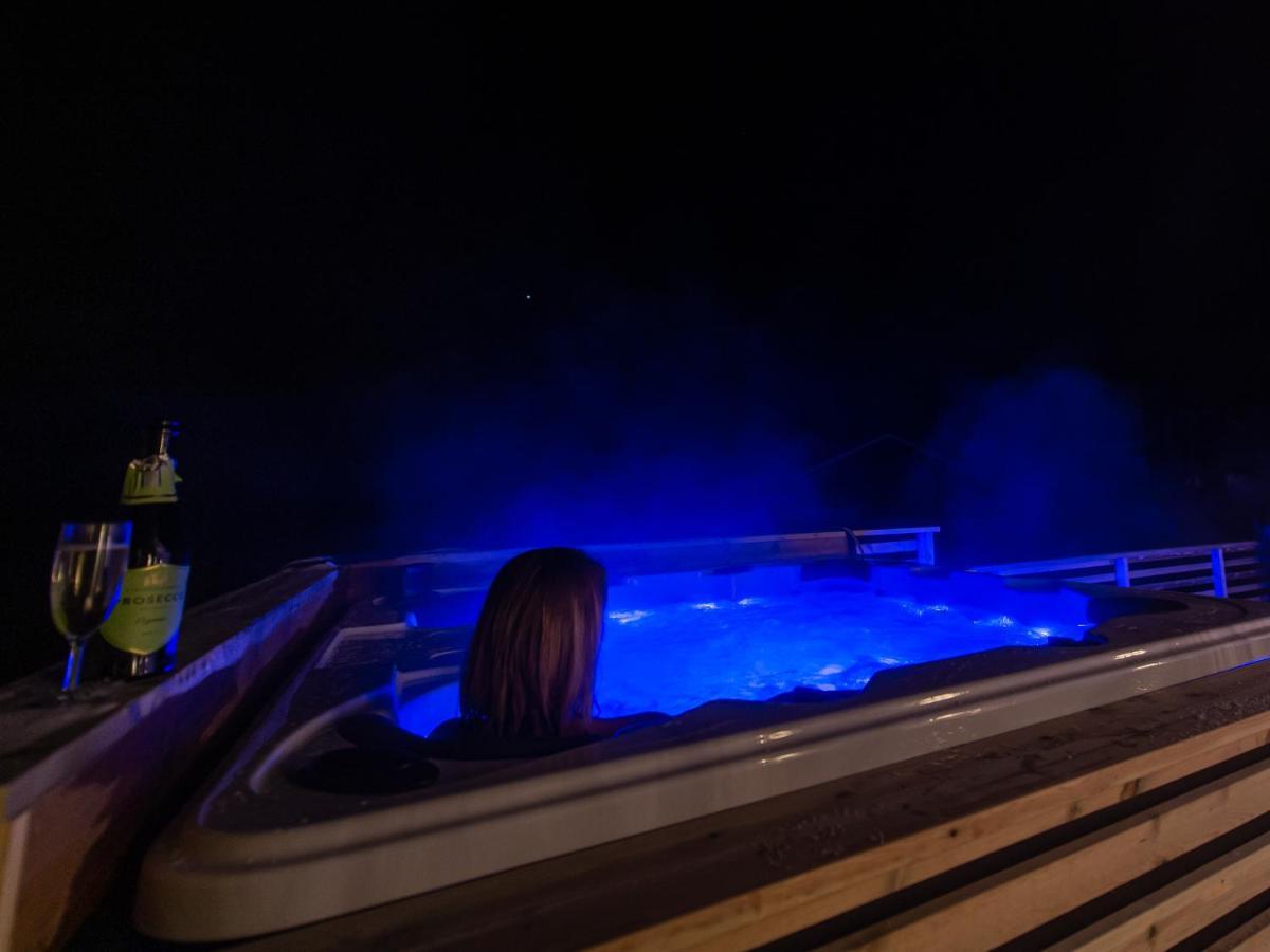 Arctic Lodge Tromvik With Jacuzzi Тромсе Екстер'єр фото